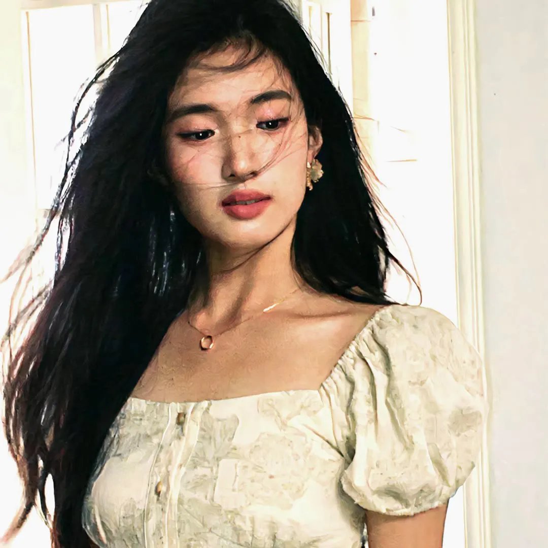 女人步上楼梯时